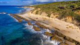 EIn Strand mit Felsen