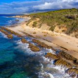 EIn Strand mit Felsen