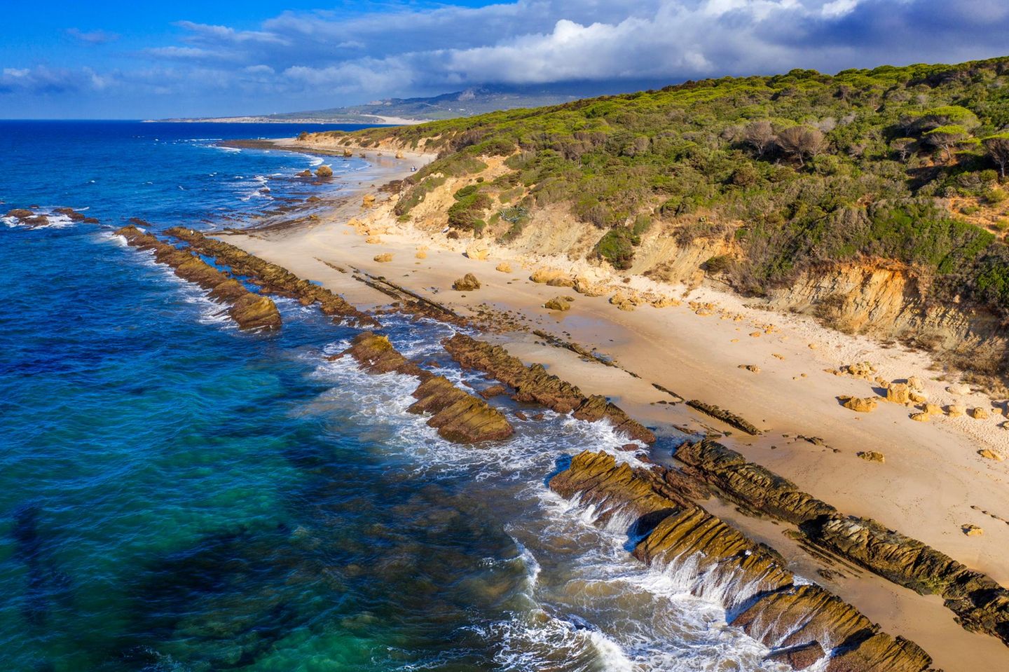 EIn Strand mit Felsen