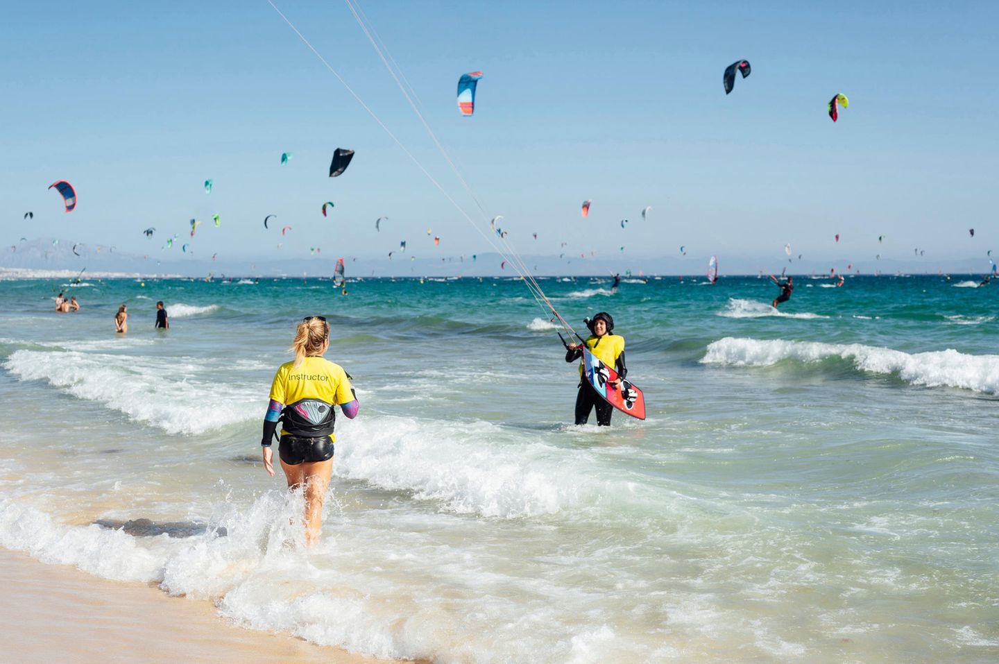 Zwei Surfer im Wasser
