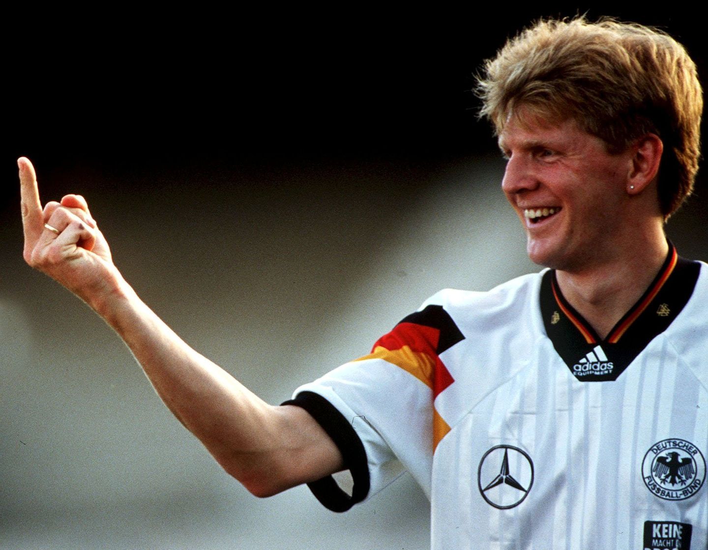 Stefan Effenberg zeigt Stinkefinger