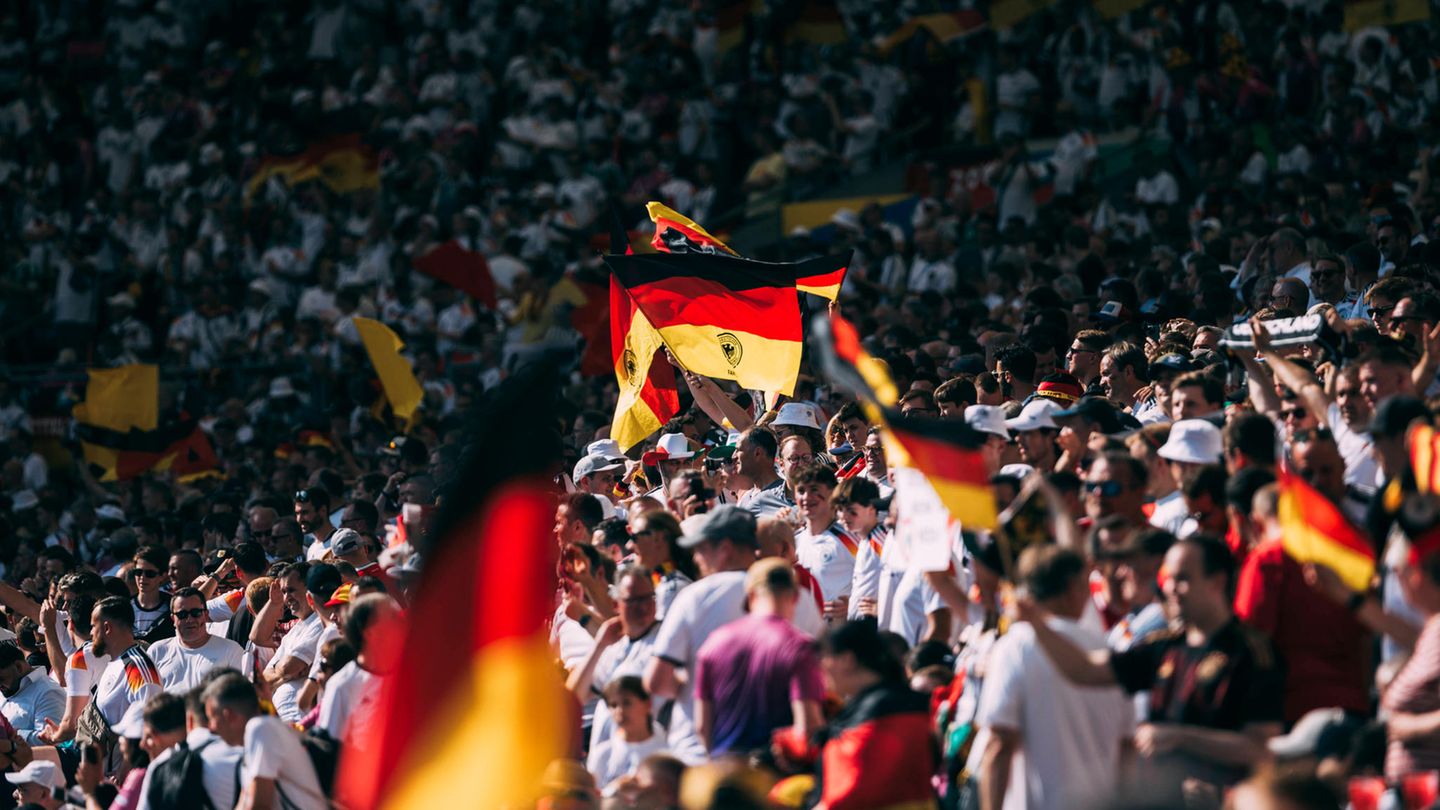 Fans schwenken Deutschlandflagge