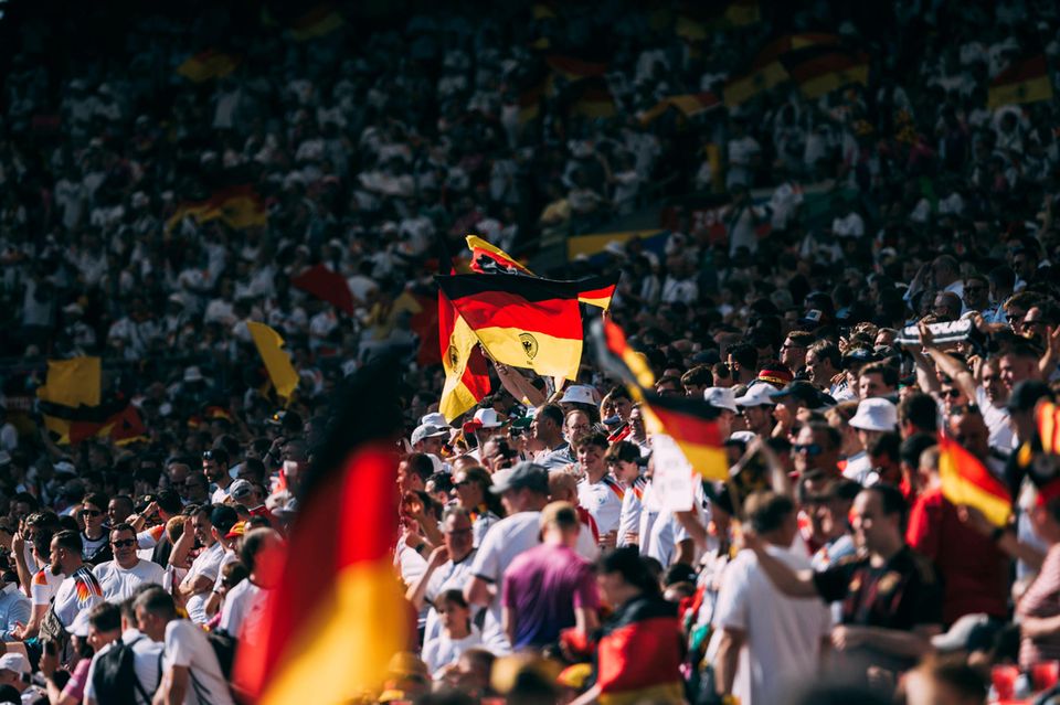 Fans schwenken Deutschlandflagge