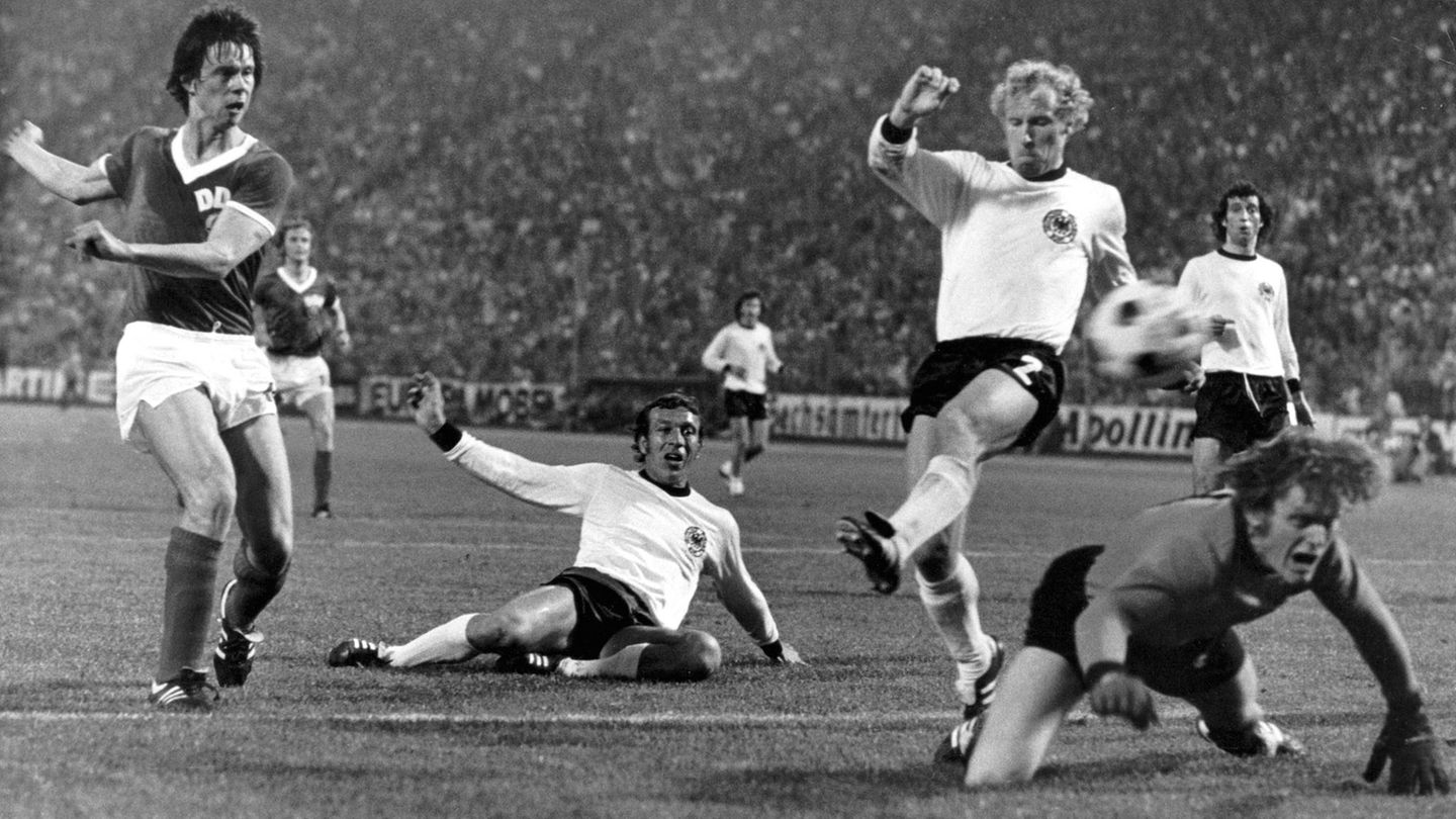Jürgen Sparwasser schießt Fußball ins Tor