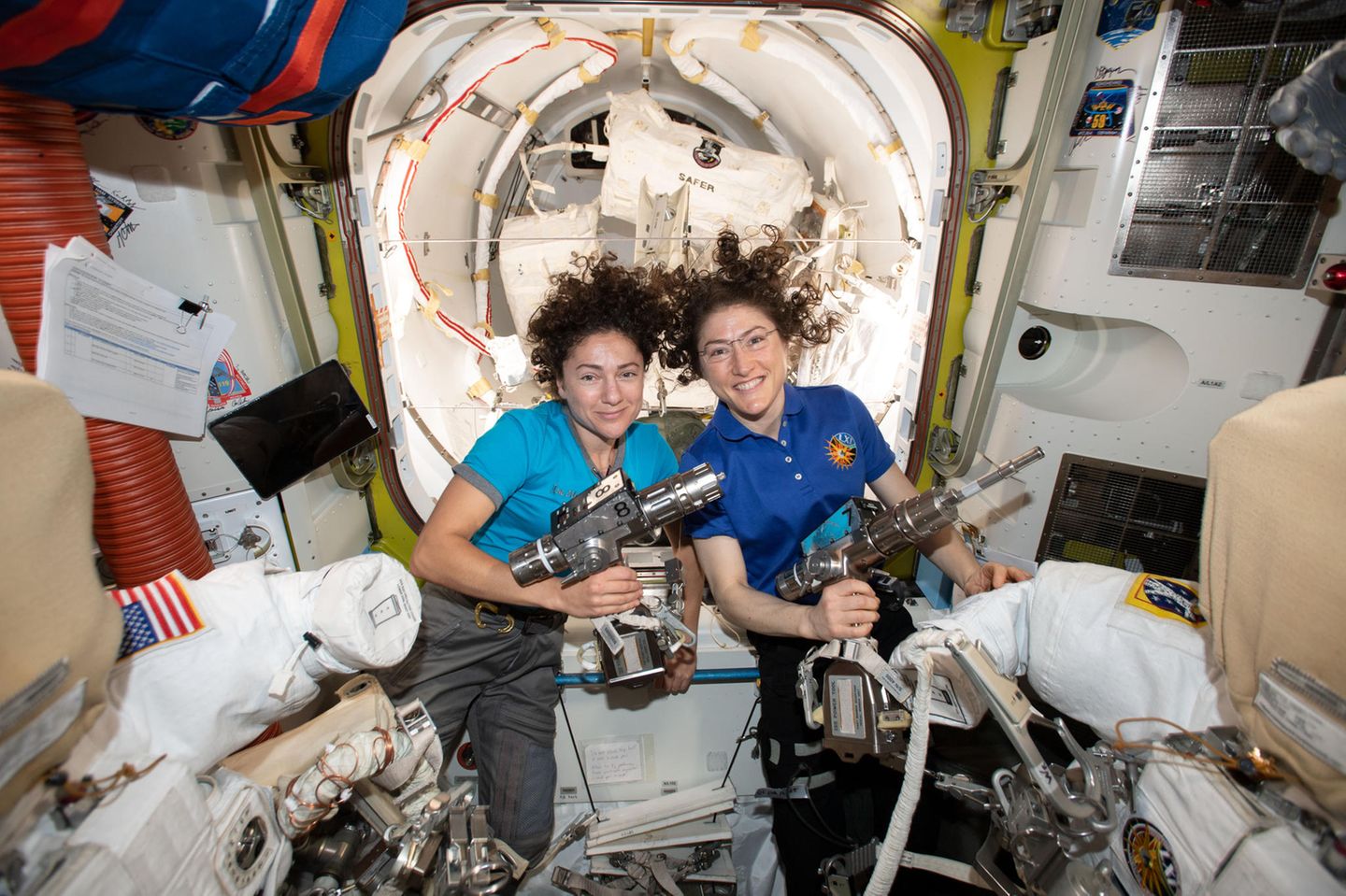 Zwei Astronautinnen auf der ISS