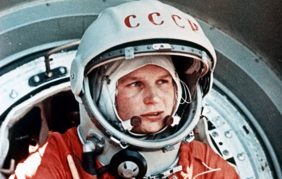 Walentina Tereschkova vor der "Vostok"-Raumkapsel