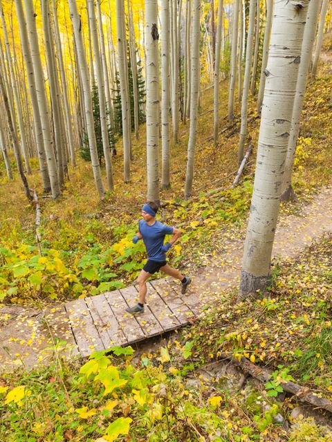 Gedämpfte Sohlen schützen nicht vor Verletzungen. Viel besser wirkt die Stärkung stabilisierender Hüft- und Wadenmuskeln
