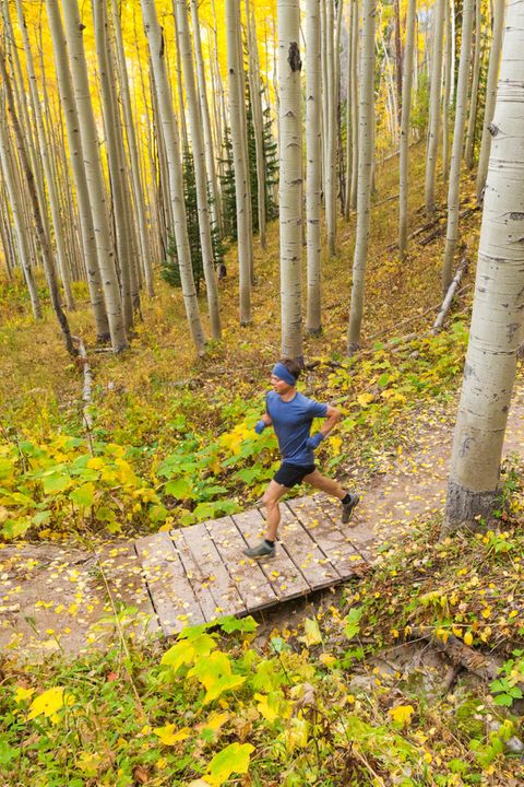 Gedämpfte Sohlen schützen nicht vor Verletzungen. Viel besser wirkt die Stärkung stabilisierender Hüft- und Wadenmuskeln