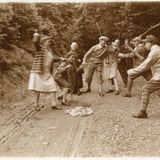 Eine Gruppe an Menschen spielt auf ihrem Wander Weg