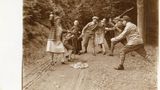 Eine Gruppe an Menschen spielt auf ihrem Wander Weg