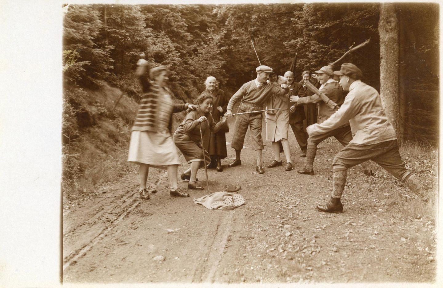 Eine Gruppe an Menschen spielt auf ihrem Wander Weg