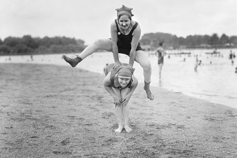 Zwei junge Frauen haben Spaß am Strand