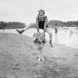 Zwei junge Frauen haben Spaß am Strand