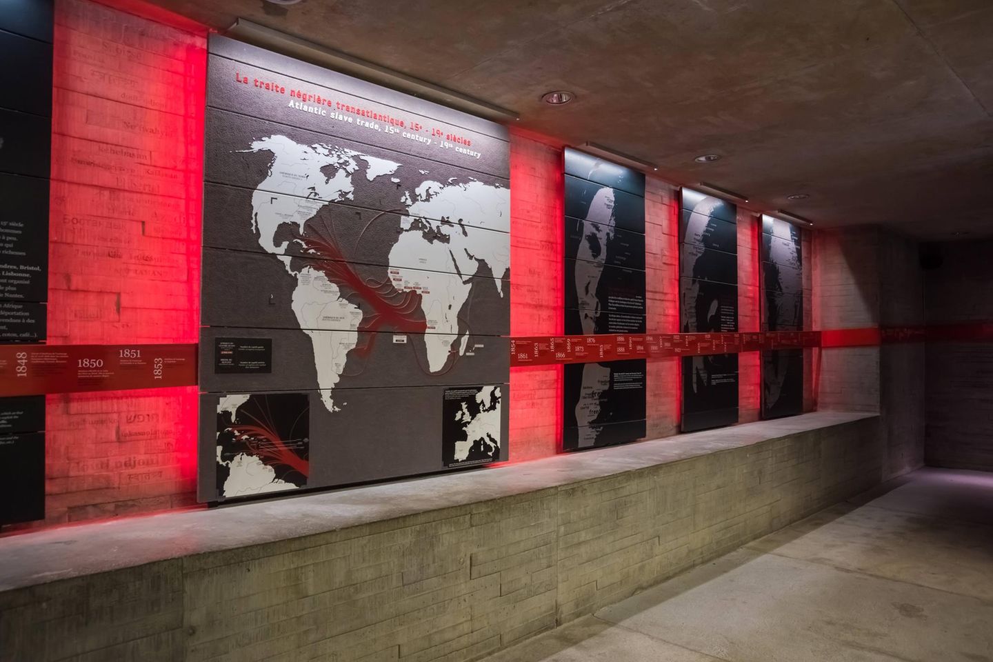 Mémorial de l’Abolition de l‘Esclavage: Mahnmal gegen die Sklaverei Moderner Raum aus Beton und roter Beleuchtung, an der Wand eine Weltkarte