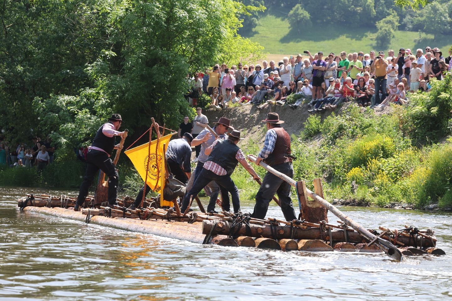 Für Familien: Burgentour und Ausflüge zu Wasser Personen auf einem Floss auf der Saale