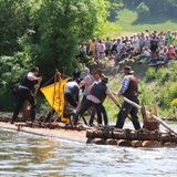 Personen auf einem Floss auf der Saale