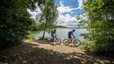 Zwei Mountainbiker am See