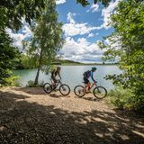 Zwei Mountainbiker am See