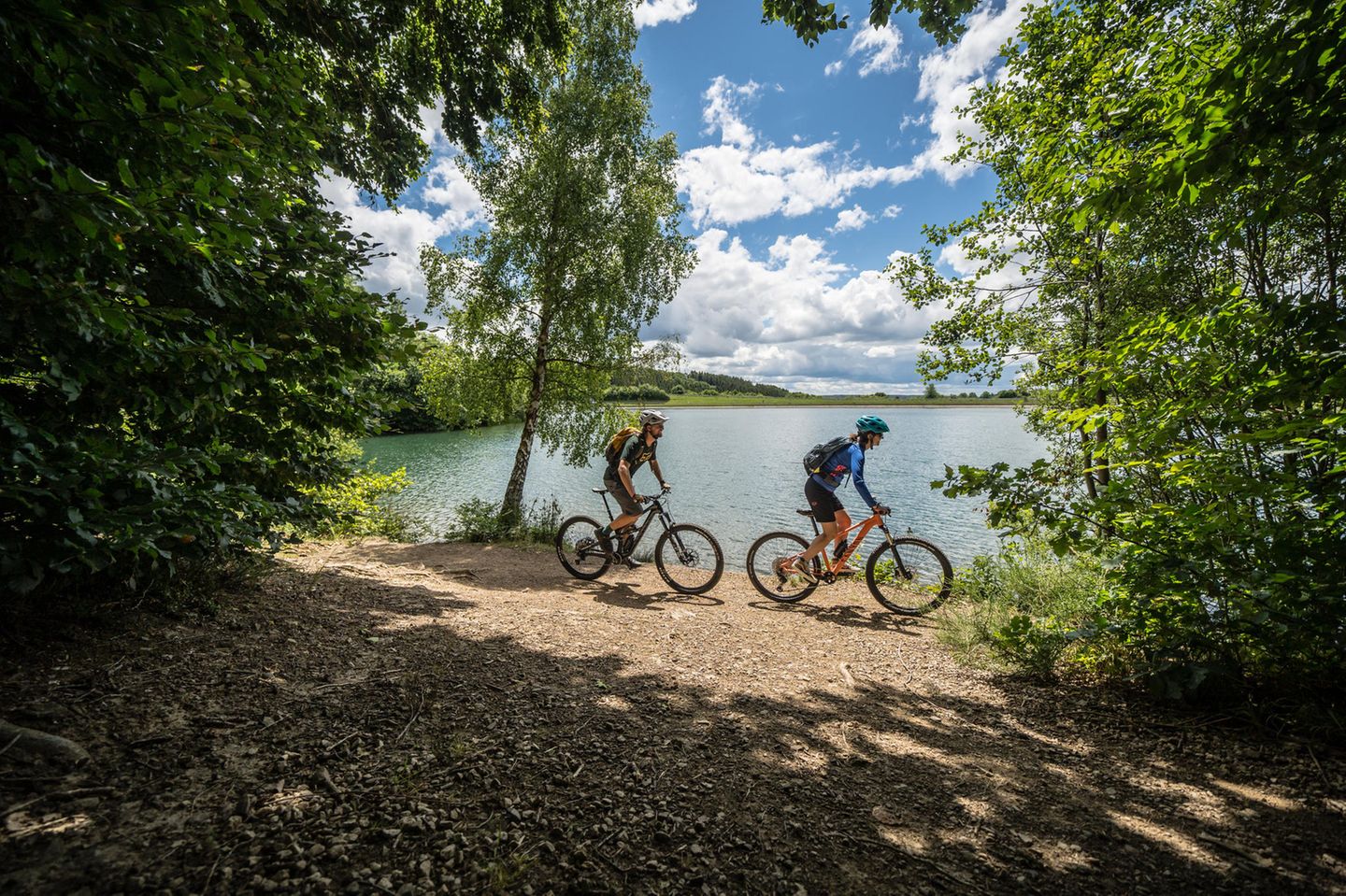 Für Sportliche: Mountainbiken in der Eifel Zwei Mountainbiker am See