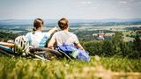 Zwei Personen schauen in die Landschaft