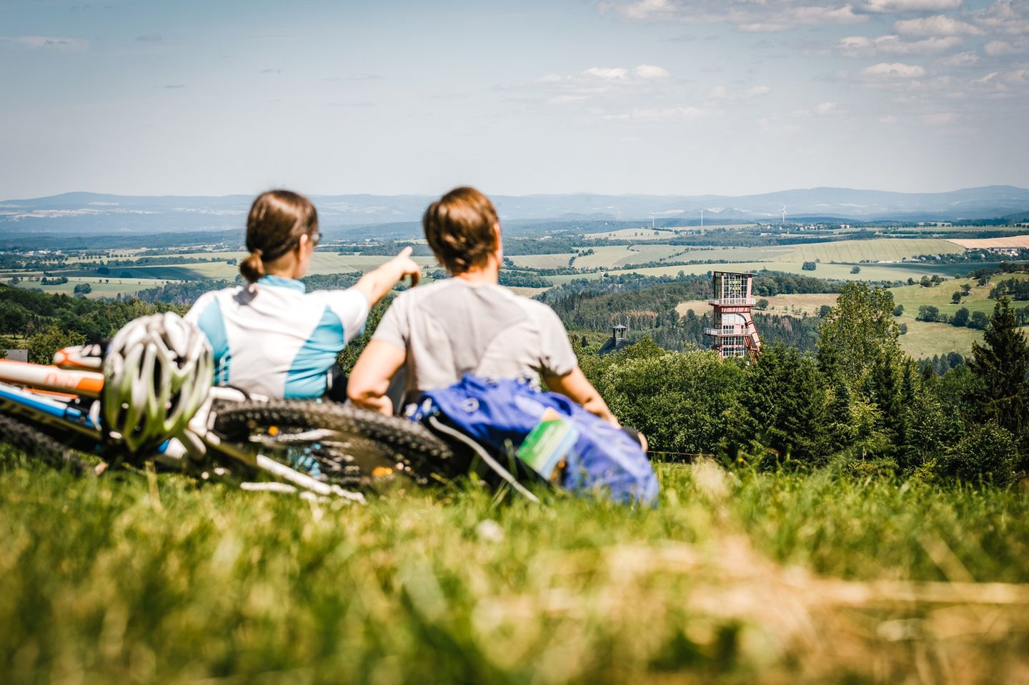 Zwei Personen schauen in die Landschaft
