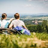 Zwei Personen schauen in die Landschaft