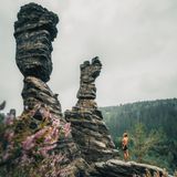 Wanderin vor den Herkulessäulen in der Sächsischen Schweiz
