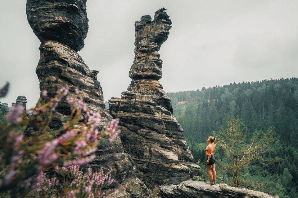 Wanderin vor den Herkulessäulen in der Sächsischen Schweiz