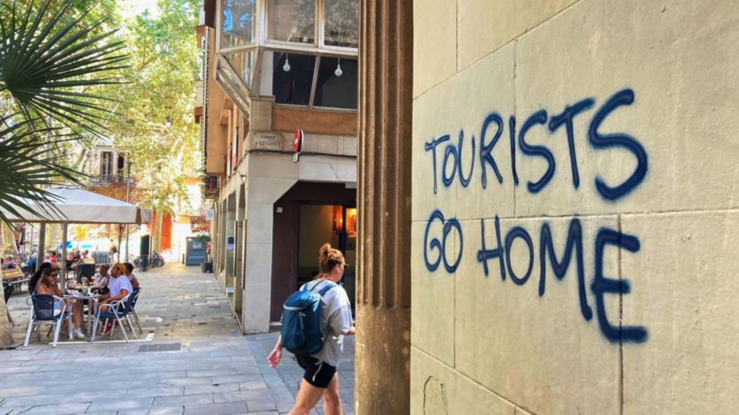 "Tourists Go Home": Botschaft an einer Wand im Künstlerviertel Vila de Gràcia in Barcelona