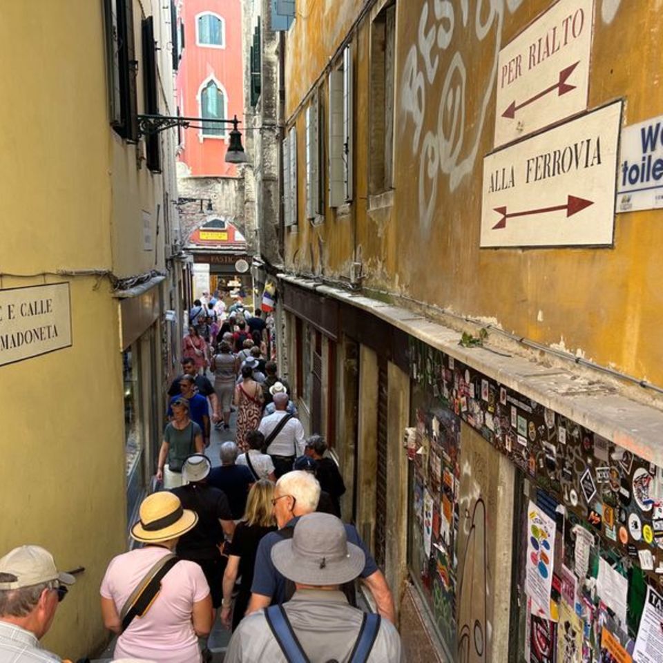 Volle Gassen, viel Gedränge: Venedig zählt zu den Städten, die am meisten mit Overtourism zu kämpfen haben. Foto: Christoph Sato