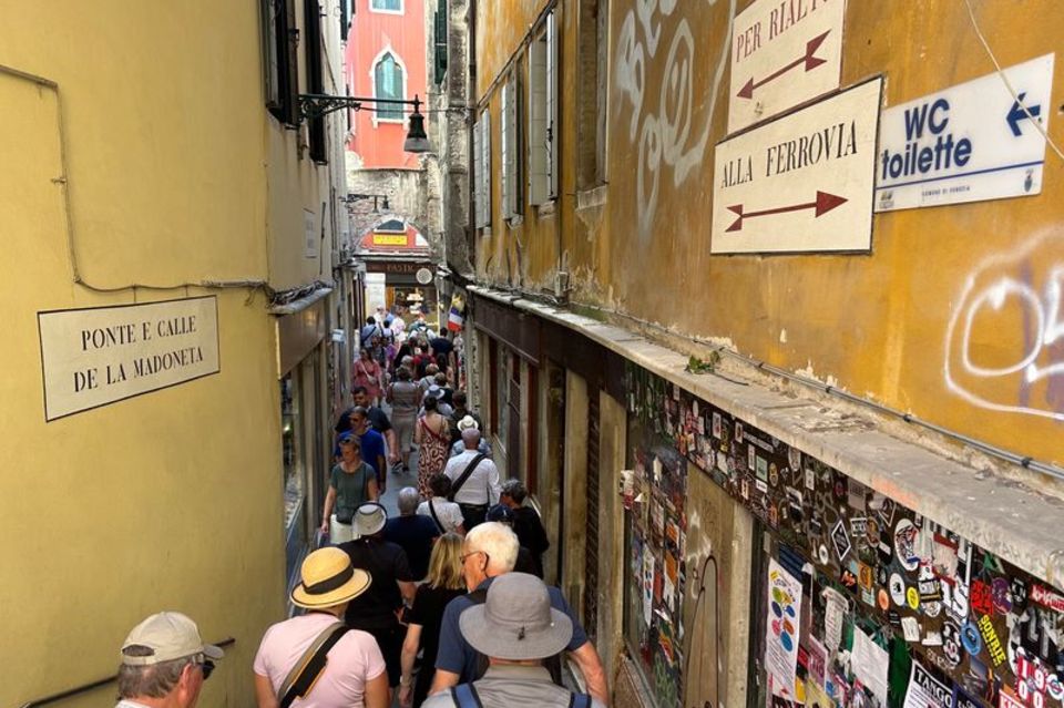 Volle Gassen, viel Gedränge: Venedig zählt zu den Städten, die am meisten mit Overtourism zu kämpfen haben. Foto: Christoph Sato