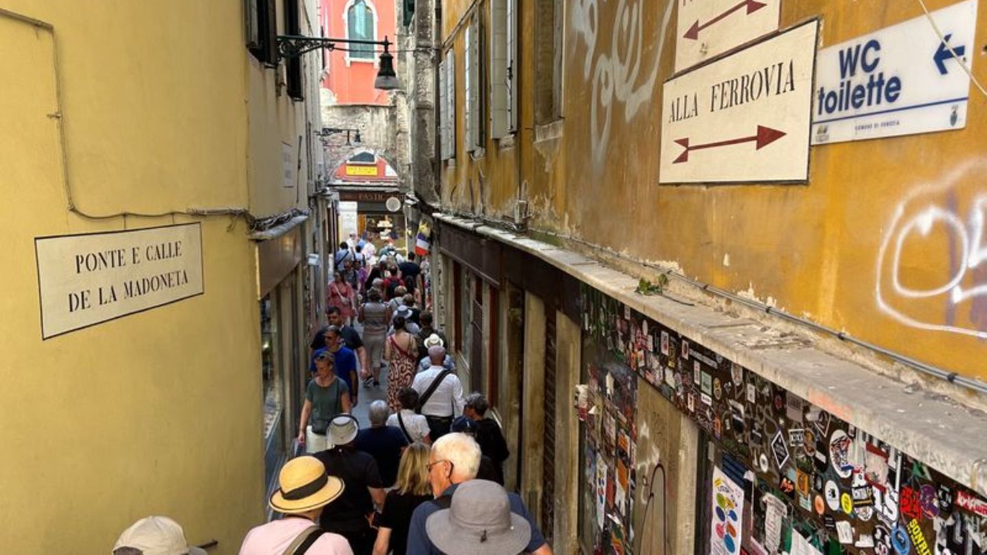 Volle Gassen, viel Gedränge: Venedig zählt zu den Städten, die am meisten mit Overtourism zu kämpfen haben. Foto: Christoph Sato