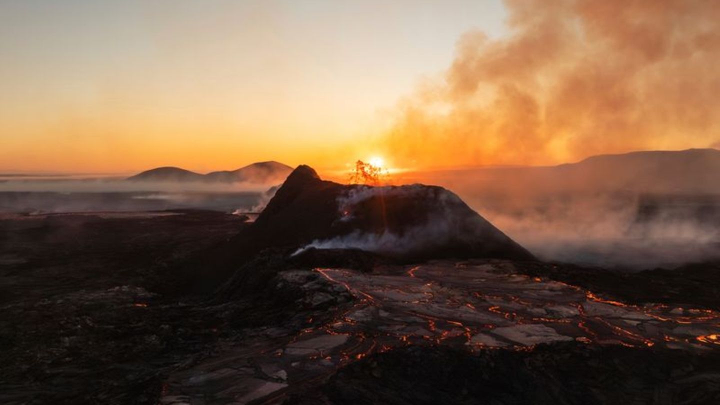 Die Sonne geht über dem aktiven Krater eines Vulkans bei Grindavik auf Island auf. Foto: Marco Di Marco/AP/dpa