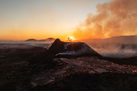 Die Sonne geht über dem aktiven Krater eines Vulkans bei Grindavik auf Island auf. Foto: Marco Di Marco/AP/dpa