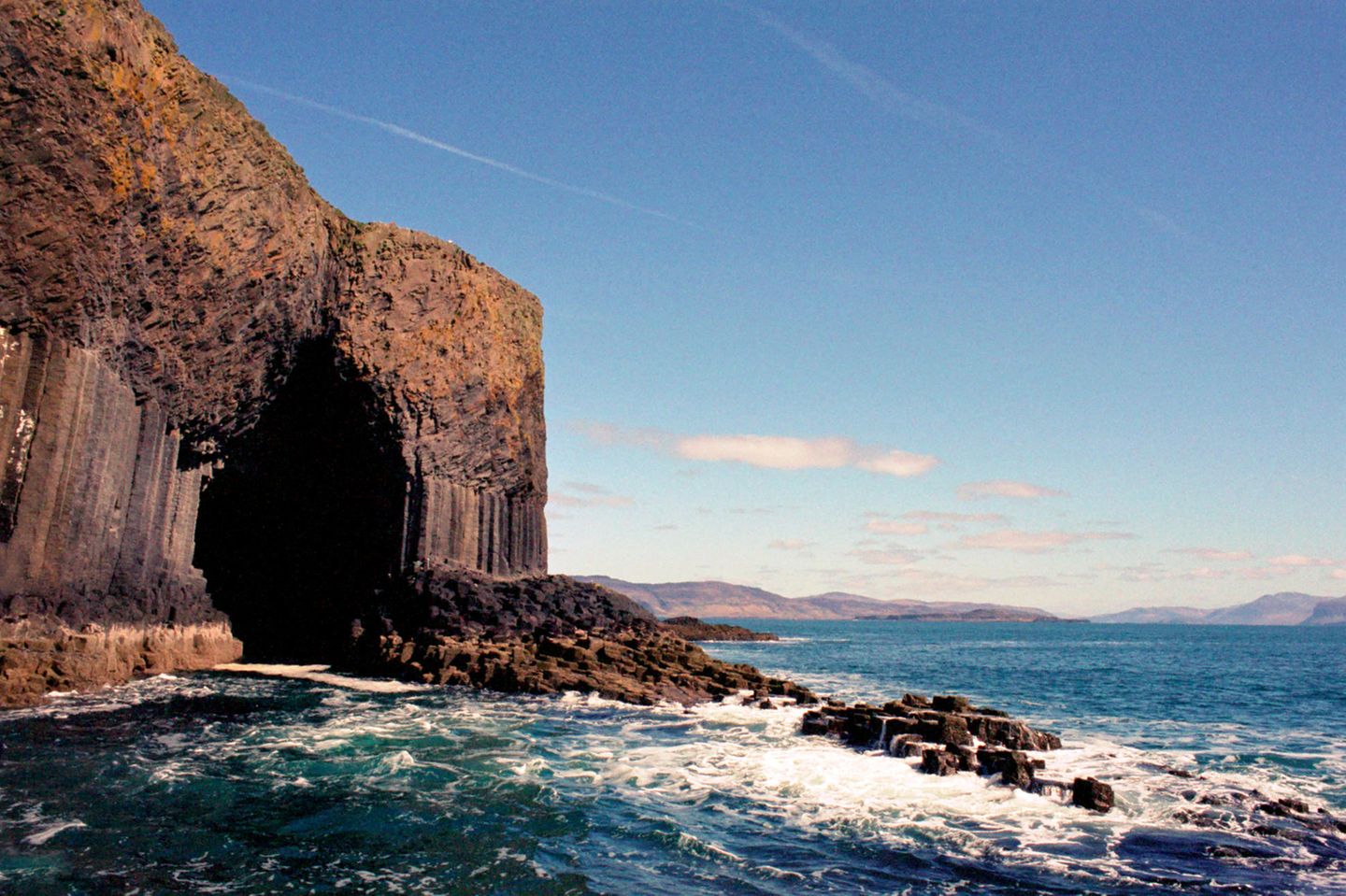 Fingal´s Cave: Die größte Höhle von Staffa Eine Höhle vor blauem Himmel