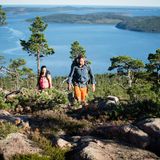 Wandernde an der Höga Kusten in Schweden