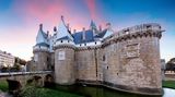 Burgähnliches Schloss mit Turmspitzen, Wassergraben, Brücke