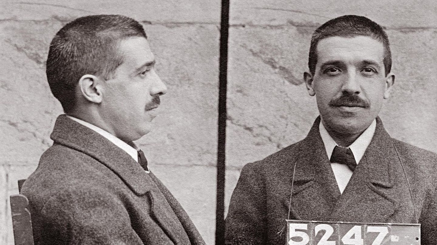 Schwarz-weiß Aufnahme zeigt Ponzi mit Gefangenen-Nummer um den Hals