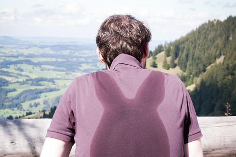 Schwitzender Mann auf einer Bank