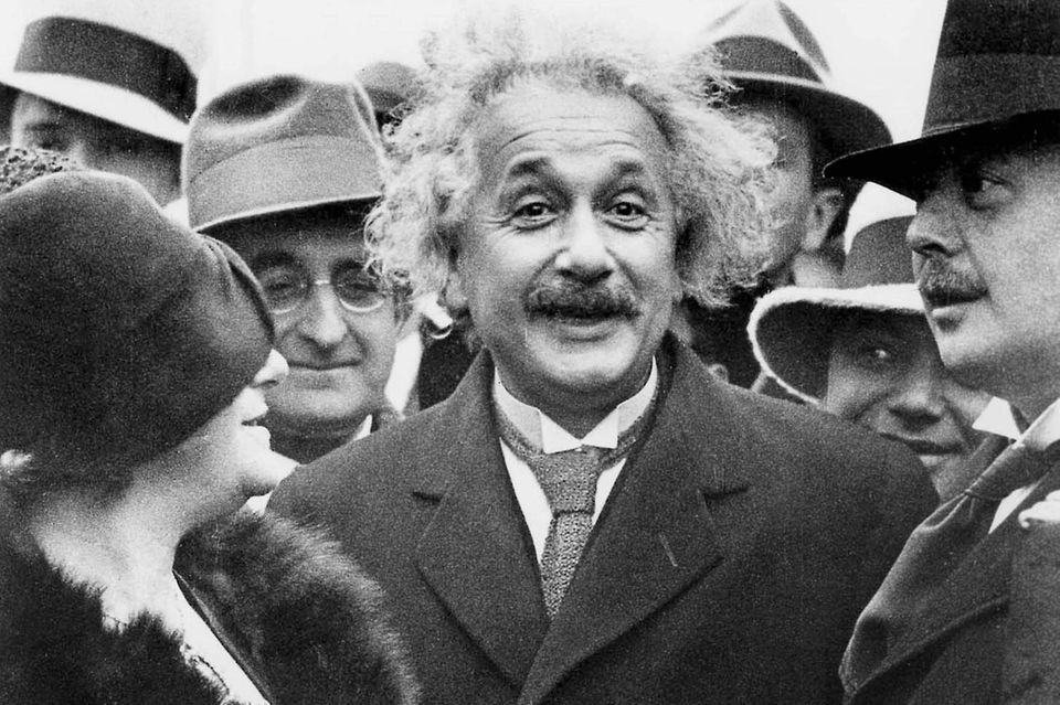 Albert Einstein und seine Frau Elsa Lowenthal auf dem Schiff der SS Belgenland nach New York, 1930 (s/w Foto)