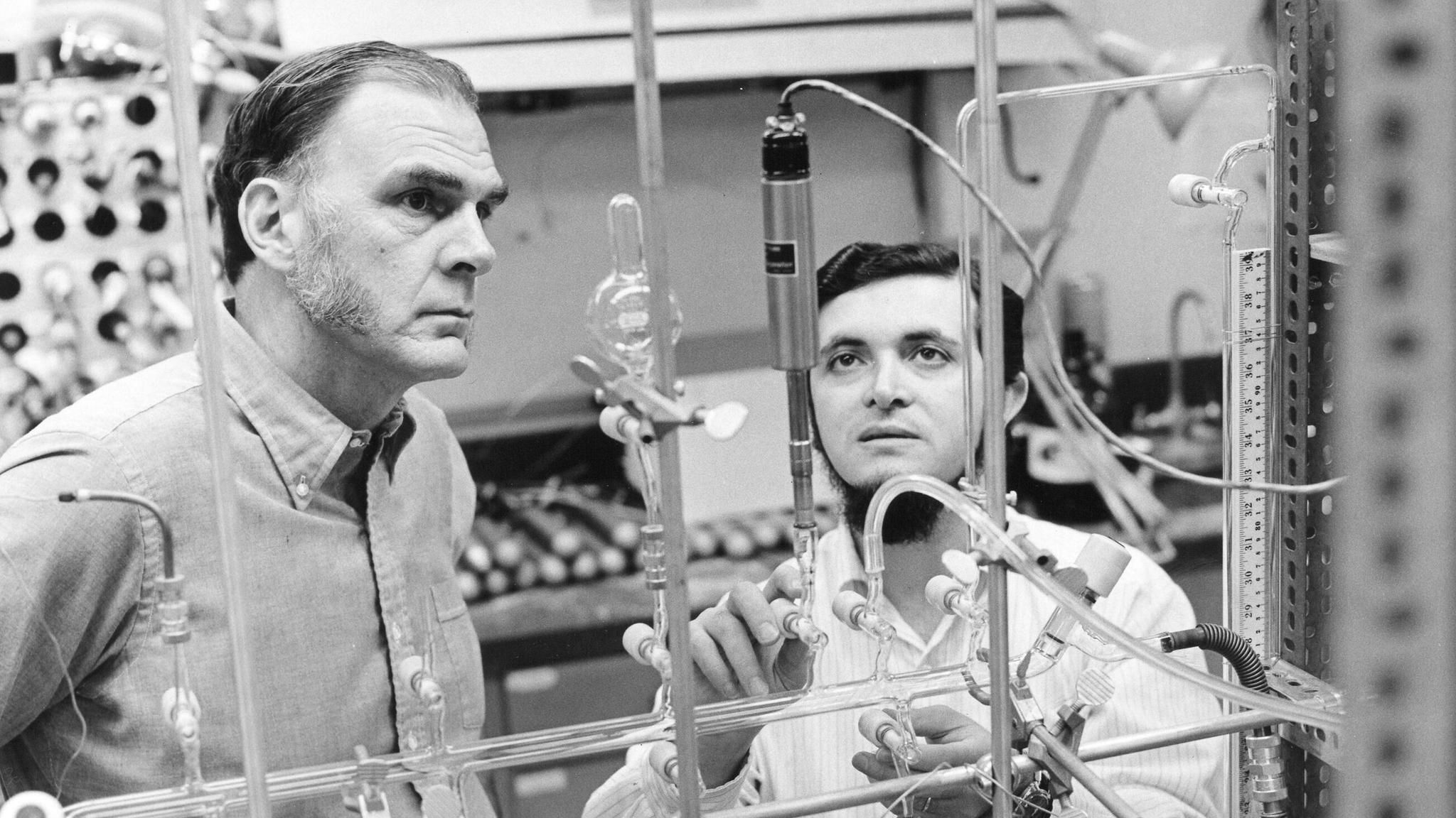 Mario Molina und Frank Sherwood Rowland im Labor