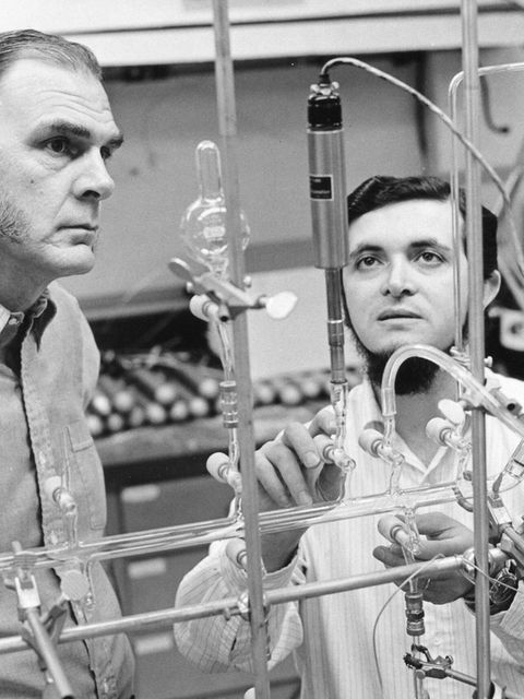 Mario Molina und Frank Sherwood Rowland im Labor
