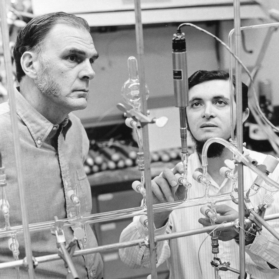 Mario Molina und Frank Sherwood Rowland im Labor
