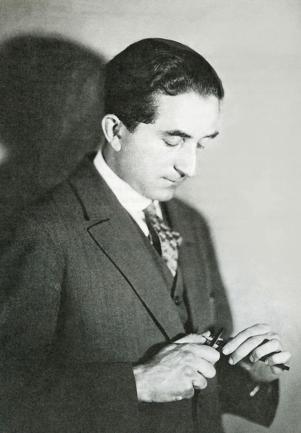 Walter Trier spitzt einen Bleistift