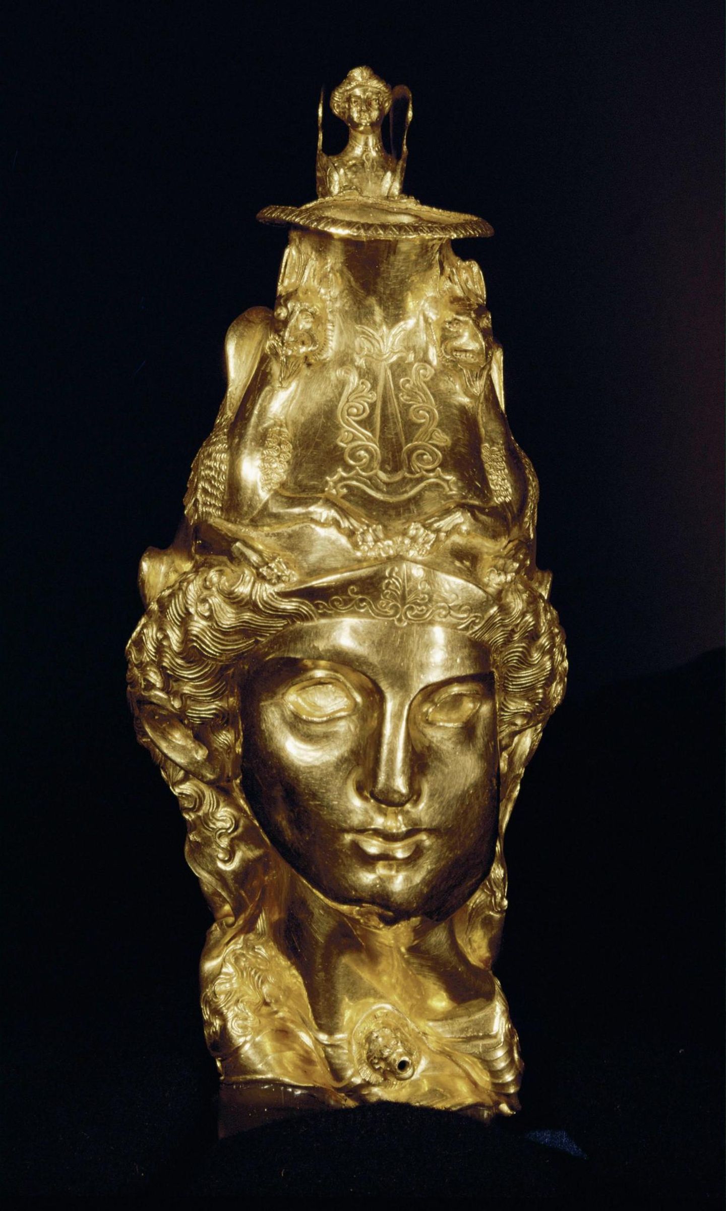 Goldener Frauenkopf mit Locken und Helm