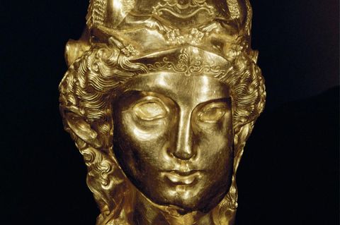 Goldener Frauenkopf mit Locken und Helm