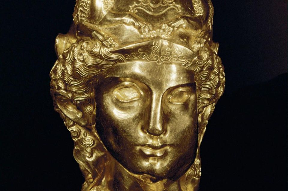 Goldener Frauenkopf mit Locken und Helm 0.6001