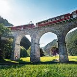 Zug fährt auf Viadukt