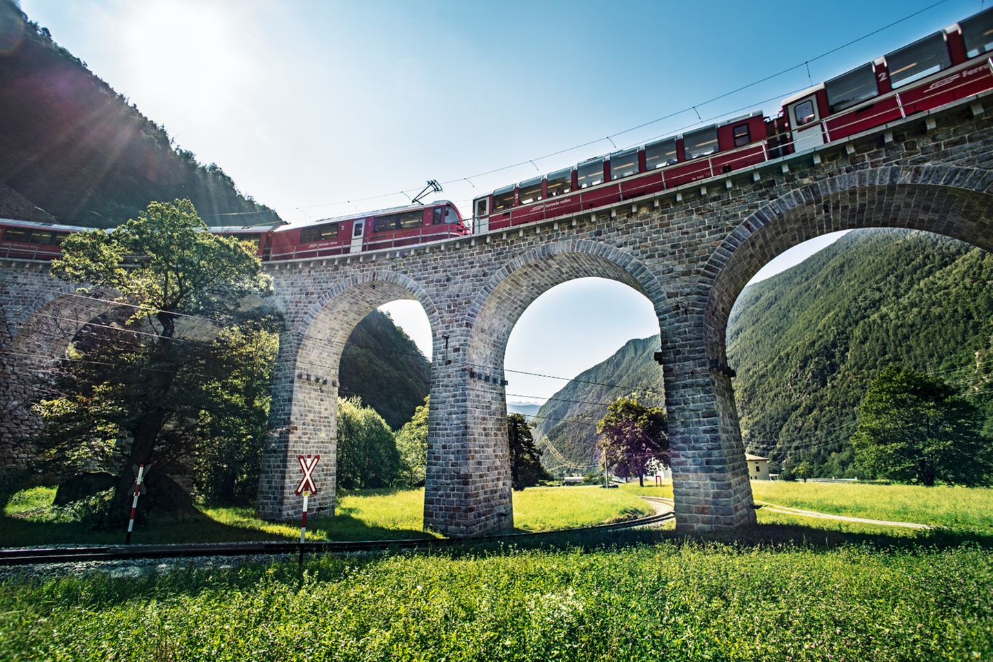 Bernina Express: Eine Zugklasse für sich Zug fährt auf Viadukt