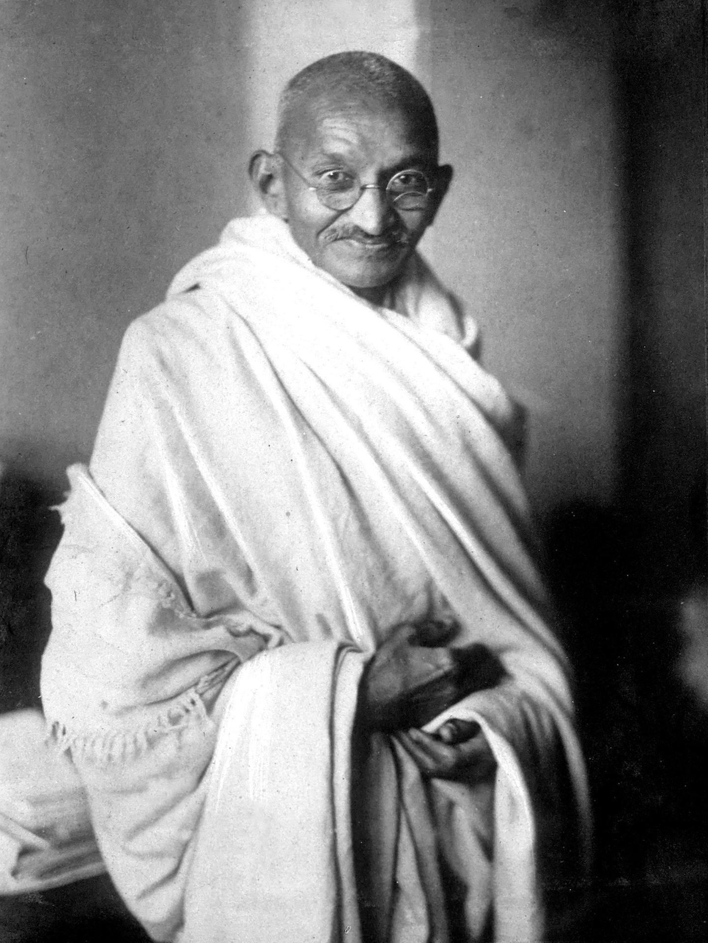 Gewaltlos streitet Mahatma Gandhi für die Unabhängigkeit Indiens. Sein halbnackter, in Baumwolle gehüllter Körper wird zur Ikone